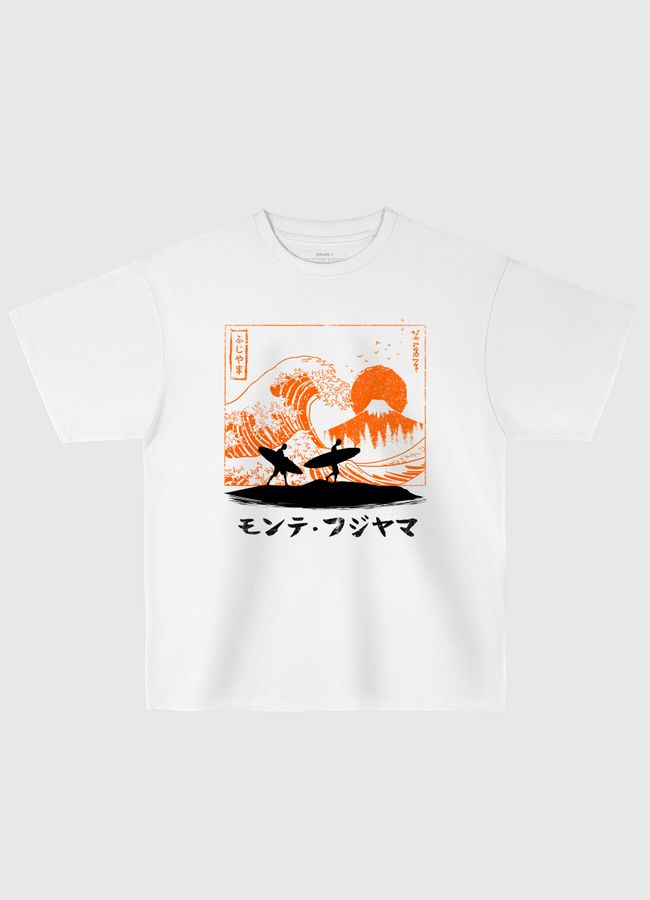 Surfing the wave in Japan - Oversized T-Shirt