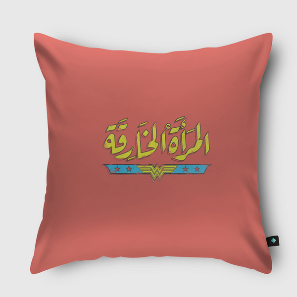 المرأة الخارقة Throw Pillow